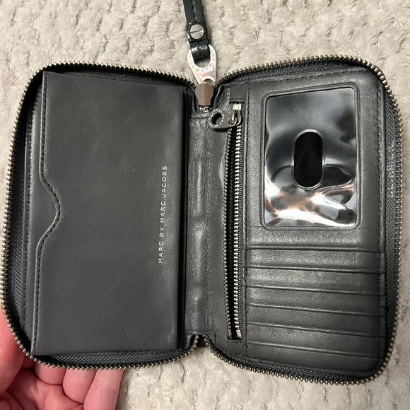 Marc by Marc Jacobs wallet Gray Patent great Condition - Picture 4 of 12